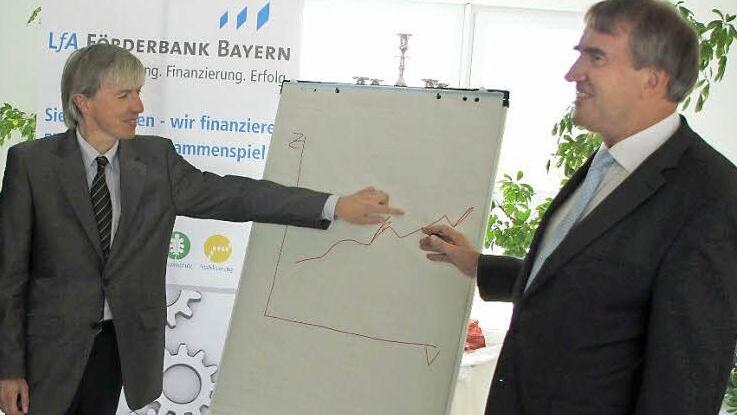 Mit Hilfe der LfA Förderbank Bayern können Unternehmen zinsverbilligte Darlehen erhalten. Das ist für die Firmen eine spürbare Entlastung. Das Bild zeigt (von links): Thomas Engel von der Regierung von Oberfranken sowie den stellvertretenden LfA-Vorstandsvorsitzenden Thies Claussen.   Foto: Friedwald Schedel