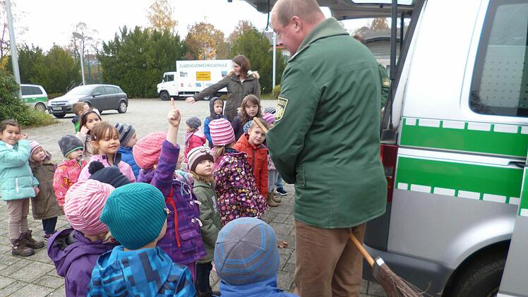 Das Polizeiauto nahmen die Kinder ebenso unter die Lupe, wie...