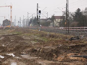 An der Oberbrunner Straße (Bereich im Bildvordergrund) und dem Bahnhof (links hinten) wird kein weiterer Fußgängerduchlass gebaut. Foto: Matthias Einwag