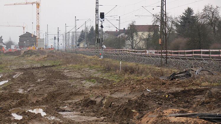 An der Oberbrunner Straße (Bereich im Bildvordergrund) und dem Bahnhof (links hinten) wird kein weiterer Fußgängerduchlass gebaut. Foto: Matthias Einwag