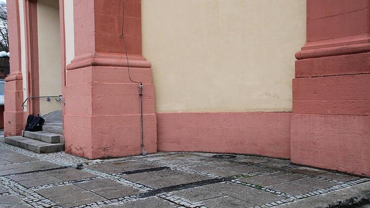 Kein schöner Anblick: Der Platz neben dem Eingangsportal zur Stadtpfarrkirche St. Bartholomäus in Bad Brückenau wurde von Vandalen heimgesucht. Foto: Ulrike Müller
