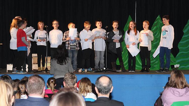 Ein fasst halbstündiges Musical über die Weihnachtsgeschichte führten die Schulspielgruppe, der Chor und die Orffgruppe auf.
