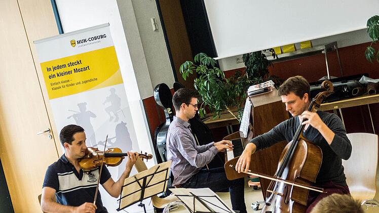 Impressionen vom Gesprächskonzert mit dem Aramis-Trio im Coburger Gymnasium Ernestinum. Der Auftritt war Besstandteil des Festivals "Klanggrenzen".Foto: Jochen Berger