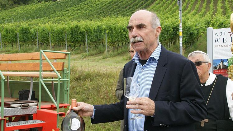 Auch im Abt-Degen-Weintal kommt mittlerweile der neue Bocksbeutel "PS" zum Einsatz. Weinbaupräsident Artur Steinmann hatte die Neuigkeit dabei, dass der Bocksbeutel vor wenigen Tagen den Deutschen Verpackungspreis gewonnen hat.