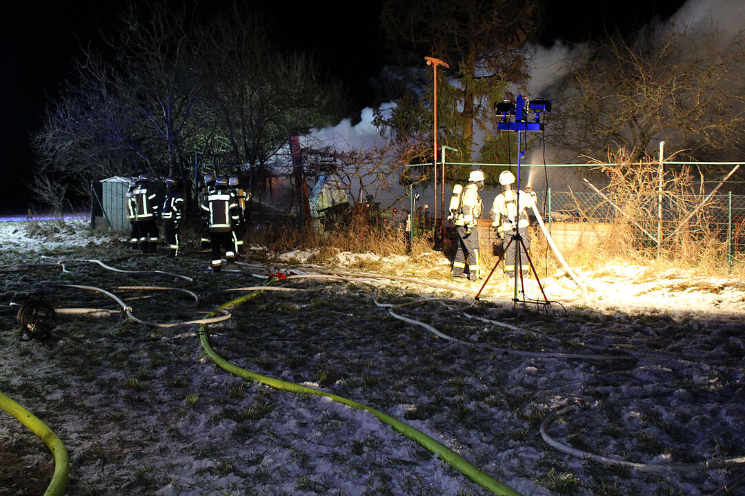 Tragödie in Mittelfranken: 56-Jähriger und seine zwei Hunde sterben bei Feuer in Gartenlaube