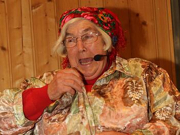Sie gehört schon zum Welsberger Fasching, wie das Salz in die Suppe: Oma Lina (Helene Melber aus Ebelsbach, die als Zwiebelfrau  auftrat und von einem gestohlenen Fahrrad sowie von einem Brief an den lieben Gott berichtete. Foto: Michael Stelzner