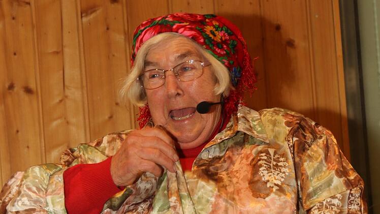 Sie gehört schon zum Welsberger Fasching, wie das Salz in die Suppe: Oma Lina (Helene Melber aus Ebelsbach, die als Zwiebelfrau  auftrat und von einem gestohlenen Fahrrad sowie von einem Brief an den lieben Gott berichtete. Foto: Michael Stelzner