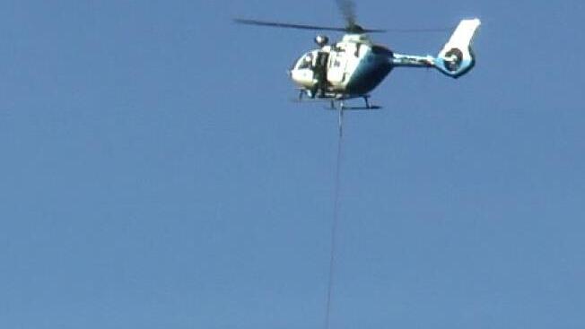 Ein Polizeihubschrauber unterstützte die Löschmaßnahmen aus der Luft.Licha