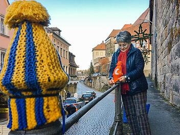 Mit der Ukraine fing es an: Weil Sie ein Zeichen gegen die russische Annexion der Krim setzen wollte, stülpte Heike Bär eine Mütze in den ukrainischen Farben über die Straßenphähle in der Schwedenstraße. Seitdem sind viele weitere Länder hinzugekommen. Foto: Marian Hamacher