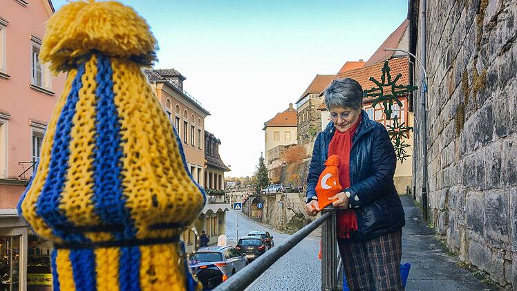 Mit der Ukraine fing es an: Weil Sie ein Zeichen gegen die russische Annexion der Krim setzen wollte, stülpte Heike Bär eine Mütze in den ukrainischen Farben über die Straßenphähle in der Schwedenstraße. Seitdem sind viele weitere Länder hinzugekommen. Foto: Marian Hamacher