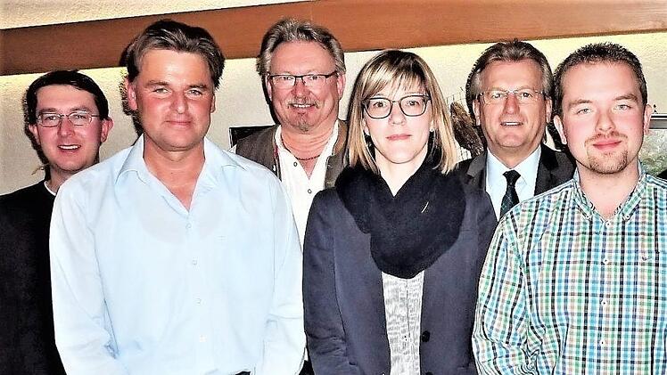 In den letzten 20 Jahren hat sich die Orchesterschule Pressig-Stockheim hervorragend entwickelt. Darüber freuen sich (von links) Jens Lang, Vorsitzender Matthias Grebner, Bürgermeister Hans Pietz (Pressig), kaufmännische Geschäftsführerin Miriam Baierlipp, Bürgermeister Rainer Detsch (Stockheim) sowie musikalischer Leiter Stefan Heinlein.  Foto: Gerd Fleischmann