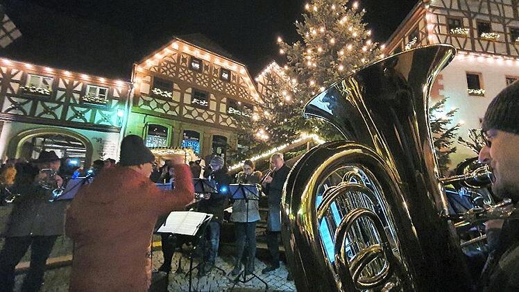 Der Posaunenchor Altershausen/Sechsthal war in stattlicher Mannschaftsst&auml;rke unter dem Christbaum auf dem Marktplatz versammelt.