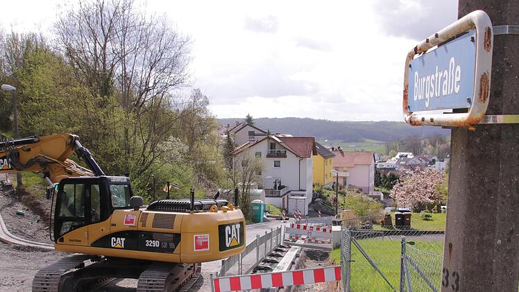 Weil sich Stadt und Stadtwerke Bad Kissingen mit der Baufirma uneins sind, steht die Baustelle seit Wochen still. Foto: Benedikt Borst