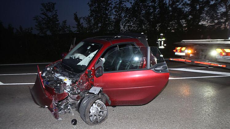 Pkw-Fahrer kommt auf Gegenfahrbahn: Zwei Verletzte auf B13 bei Ansbach