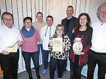 Ehrungen gab es beim Gesangverein Alladorf. Unser Bild zeigt (von links) Vorsitzenden Erwin Schneider, Sabine Engelhardt, Oliver Adelhardt, Christian Gräf, Kristina Kauper, Bürgermeister Martin Bernreuther sowie Ulrike und Ulf Fischer.