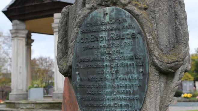 Das Grab von Dechant Reuder, dahinter der von ihm gestiftete Baldachin aus dem Jahr 1797.
