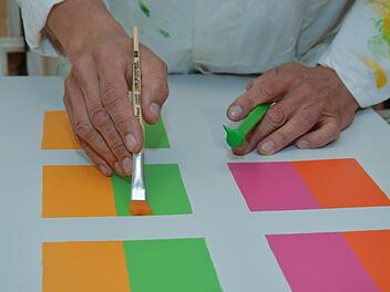Besuch im Atelier des Künstlers: Akribisch misst Dr. Wolfgang Feichtinger seine Motive aus. Leuchtene Farben begeistern ihn. Fotos: Björn Hein