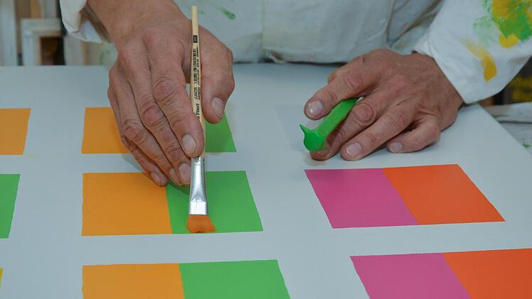 Besuch im Atelier des Künstlers: Akribisch misst Dr. Wolfgang Feichtinger seine Motive aus. Leuchtene Farben begeistern ihn. Fotos: Björn Hein