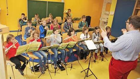 Johannes Raum leitet die Orchesterprobe.
