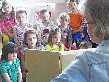 Hildegund Fischer-Giebfried stellte den Kindern die Hofheimer Bibliothek vor.  Foto: Gerhard Schmidt