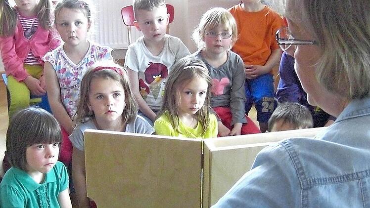 Hildegund Fischer-Giebfried stellte den Kindern die Hofheimer Bibliothek vor.  Foto: Gerhard Schmidt