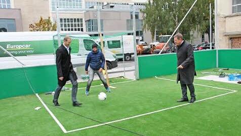 Rasen top - Ballgefühl auch: OB Henry Schramm (rechts) zusammen mit Simon Ries (links) von der Stadt Kulmbach und dem neuen Pächter des Pförtnerhauses, Maurizio Malandrino (Mitte), testen den neuen Kunstrasenplatz des Soccer-Courts.