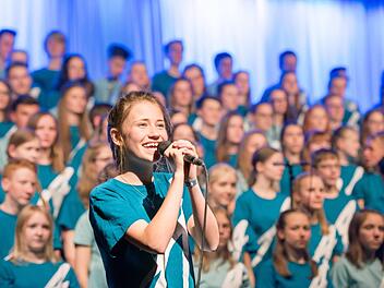 Das Erlebnis, vor Hunderten von Zuschauern ein Solo zu singen, ist für die jungen Teilnehmer am Adonia-Projekt unvergesslich. Foto: Adonia