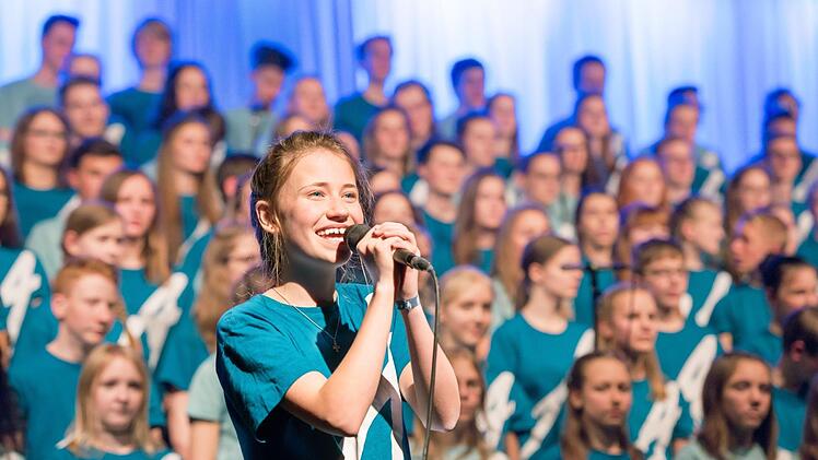 Das Erlebnis, vor Hunderten von Zuschauern ein Solo zu singen, ist für die jungen Teilnehmer am Adonia-Projekt unvergesslich. Foto: Adonia