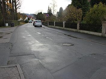 Eine Stra&szlig;e in Oberfranken. Am Ausbau solcher Stra&szlig;en wie dieser sollen die Anlieger beteiligt werden. Seit Monaten wird dar&uuml;ber diskutiert. Foto: Veronika Schadeck