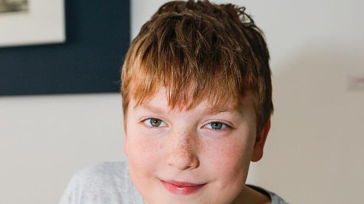 Cassian (9) malt einen Osterhasen-Comic. "Der guckt auf seiner Liste, ob er auch niemanden vergessen hat." Hat er aber. "Ubs", steht auf  der Bleistift-Skizze. Der Hase flitzt los, stolpert über eine Wurzel, die Eier fallen auf einen Igel. Der Hase:  "Da kann ich ja gleich Rührei machen."