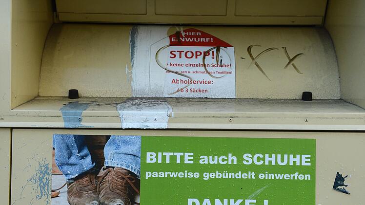In der Nacht zum Donnerstag ist ein 18-Jähriger in einem Altkleidercontainer eingeklemmt worden und gestorben. Symbolbild: Jens Kalaene/dpa