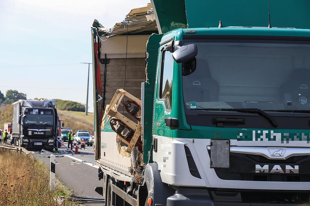 Schwerer Unfall A71: Lkw-Fahrer lebensgefährlich verletzt