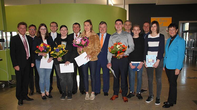 173 Männer und Frauen wurden an der  Hans-Wilsdorf-Berufsschule verabschiedet. Das Bild zeigt die besten  Absolventen  mit den Ehrengästen und Vertretern der Schule. Foto:  Stephan Stöckel