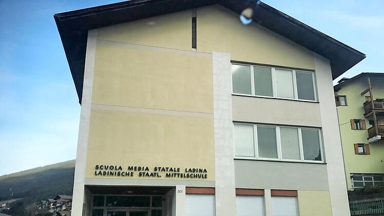 In St. Ulrich, 40 Kilometer von Bozen entfernt, gibt es die ladinische Mittelschule. Eine Besonderheit der Region.