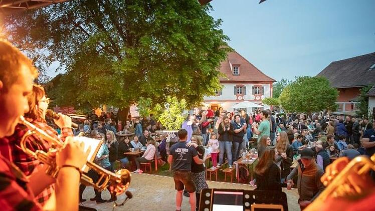 Als die "Next Generation", der Nachwuchs der Kleinen Dorfmusik, aufspielte, standen die Fans auf den Bänken.  Foto: Evi Seeger