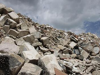 Das Bauschutt-Recycling steckt in der Krise, daher türmen sich landkreisweit die Berge mit Bauschutt. Unser Foto entstand auf der Deponie in Gosberg .  Foto: Johannes Höllein