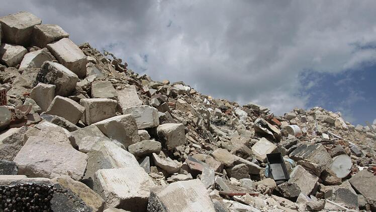 Das Bauschutt-Recycling steckt in der Krise, daher türmen sich landkreisweit die Berge mit Bauschutt. Unser Foto entstand auf der Deponie in Gosberg .  Foto: Johannes Höllein