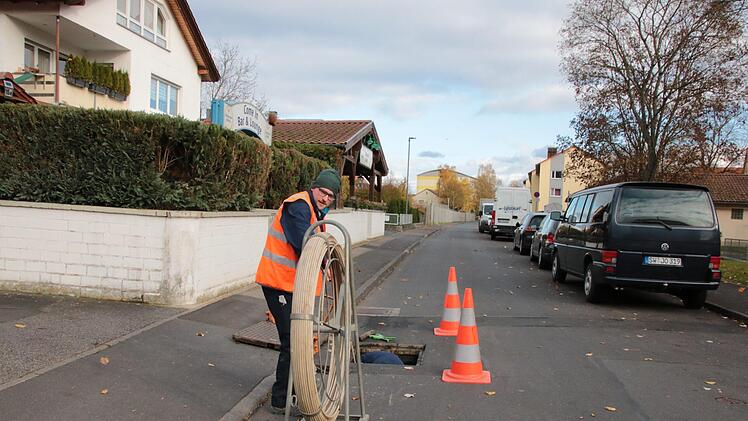 In Sichtweite des Frobenius-Gymnasiums (im Hintergrund) ziehen Mitarbeiter der Hammelburger Stadtwerke Glasfaser-Leitungen ein. Die Schulen können die Gigabit-Anschlüsse bereits nutzen.Ralf Ruppert