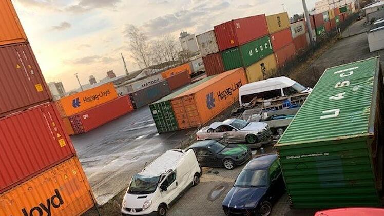 Im Bamberger Hafen hat es zwei Container auf Autos geweht.  Foto: privat