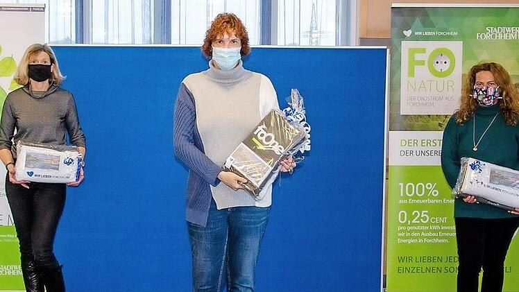 Bei der Preisverleihung (v.&nbsp;l.): Corinna Umlandt-Haverich, Maren Sonntag (erster Platz) und Sonja Kirchd&ouml;rfer Foto: PR