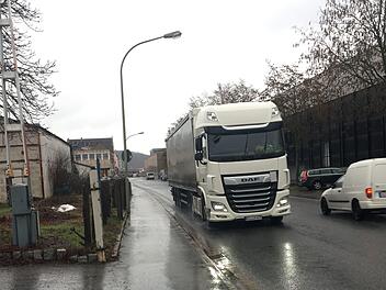 Wo hier noch die Autos fahren, soll sich künftig die Überbauung der Gummistraße durch die Kulmbacher Brauerei befinden. Die Brauerei will auf der linken Seite neu bauen und beide Betriebsteile miteinander verbinden.