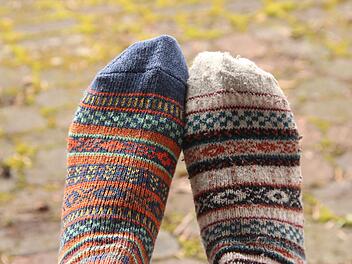 Wer am Bunte-Socken-Aufruf mitmachen will, soll bei der OBA Maria Bildhausen ein Foto mit zwei unterschiedlichen bunten Socken einsenden.