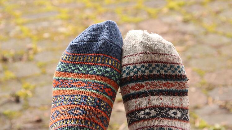 Wer am Bunte-Socken-Aufruf mitmachen will, soll bei der OBA Maria Bildhausen ein Foto mit zwei unterschiedlichen bunten Socken einsenden.