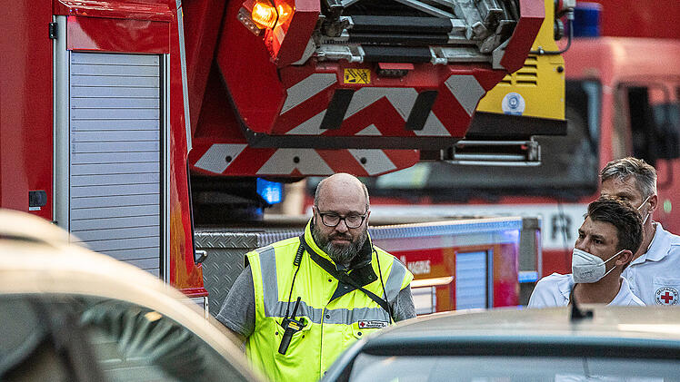 Wohnungsbrand in Mehrfamilienhaus in F&uuml;rth: Eine tote Person geborgen