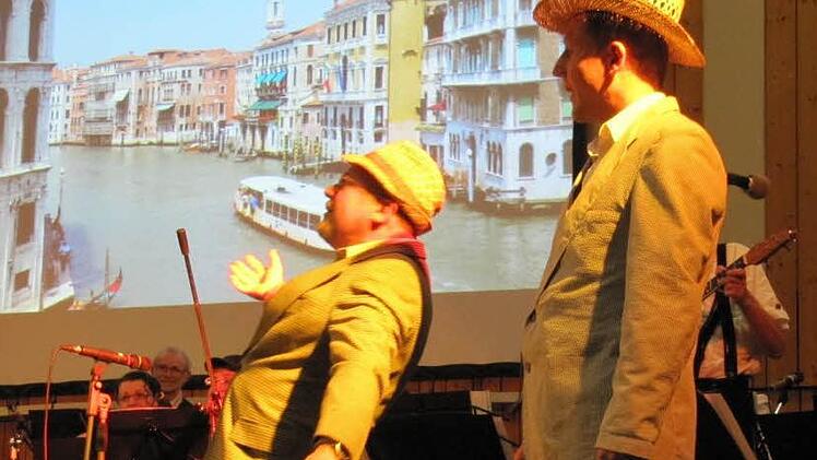 "Zwei kleine Italiener" - dieser Hit durfte beim Potpourri aus den 1960er und 1970er Jahren natürlich  nicht  fehlen. Fotos: Monika Schütz