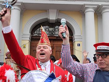 Die Narren haben am Samstag das Rathaus in Kulmbach gestürmt und offiziell die fünfte Jahreszeit eingeläutet. Fotos: Stephan Stöckel