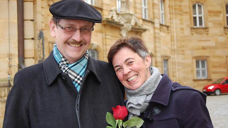 Eine glückliche Wochenendbeziehung pflegen seit zehn Jahren Elke und Peter Schmauser. Sie lebt in Weismain, er in Ebensfeld. Der Valentinstag ist für beide kein besonderer Feiertag. Hin und wieder schenkt man sich eine Kleinigkeit. Die Nähe und Freiheit, die der Pfarrer predigte, hat sie besonders berührt. Fotos: Andreas Welz