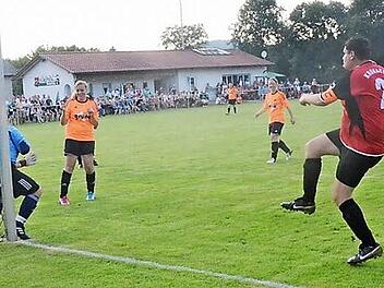In dem Benefizspiel gab es immer wieder spannende Szenen.  Foto: Karl-Heinz Hofmann