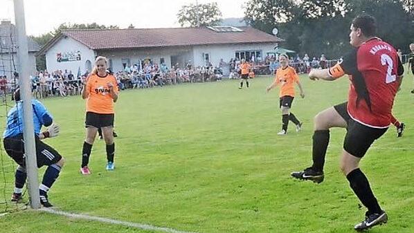 In dem Benefizspiel gab es immer wieder spannende Szenen.  Foto: Karl-Heinz Hofmann