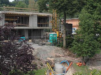 Die beiden Parzellen, die vom Grundstück Kesselweg 27 abgetrennt worden sind, dürften nach Ansicht des Ehepaars Weinhold nicht bebaut werden. Von Seiten der Stadt Kulmbach heißt es, dass die Baugenehmigung für die zwei Häuser in einem korrekten Verfahren erteilt worden ist. Foto: Stephan Tiroch